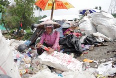 Overloaded Depok dumpsite provides livelihood for local scavengers