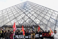 Louvre reopens after being blocked by strikers