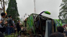Tour bus overturns in Subang, killing eight