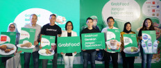 Skip no meal: Grab Indonesia managing director Neneng Goenadi (fourth left) poses with GrabFood partner representatives, namely McDonald's Indonesia&rsquo;s Sutji Lantyka (left), CFC president director Henkie Sutjiewan (second left), chef Yuda Bustara (third left), GrabFood Indonesia head of marketing Hadi Surya Koe (fourth right), Kopi Lain Hati vice president of marketing Deo Cardi Nathanael (third right), marketing manager of Mahadya F&B Group (which oversees Wingstop & Carl's Jr.) Meisy Gautama (second right) and Nestle Pure Life marketing officer Maria Karina (right) during the launch of &ldquo;Jangan Lupa Makan&rdquo; campaign in Jakarta.