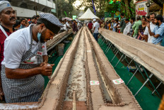 A baker prepares an approximately 6.5-km long cake as a attempt aim to break the Guinness World Record for the longest cake, in Thrissur in south Indian state of Kerala on January 15, 2020.