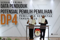 Home Affairs Minister Tito Karnavian (left) and General Election Commission (KPU) chairman Arief Budiman hold certificates after submitting the Population Election Potential Data (DP4) for the 2020 Simultaneous Election in the KPU Building, Central Jakarta, on Jan. 23.