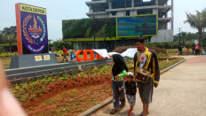 Depok residents visit the city square, which was inaugurated a week ago, in Grand Depok on Sunday.