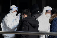 China shuts down 13 cities as virus toll climbs
