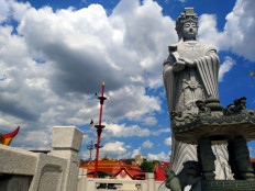 Confucians uphold cleaning ritual at Kediri temple