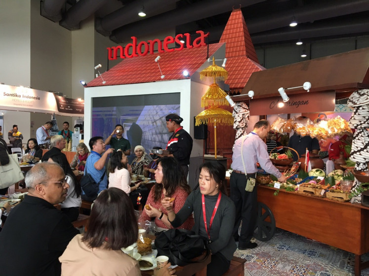 Visitors enjoy food and beverages at the Indonesian booth at the Travex trade fair held in Brunei Darussalam from Jan. 14 to 16. People could taste Indonesian coffee, herbal drinks and traditional Indonesian cuisine as well as enjoy Javanese spa treatment.