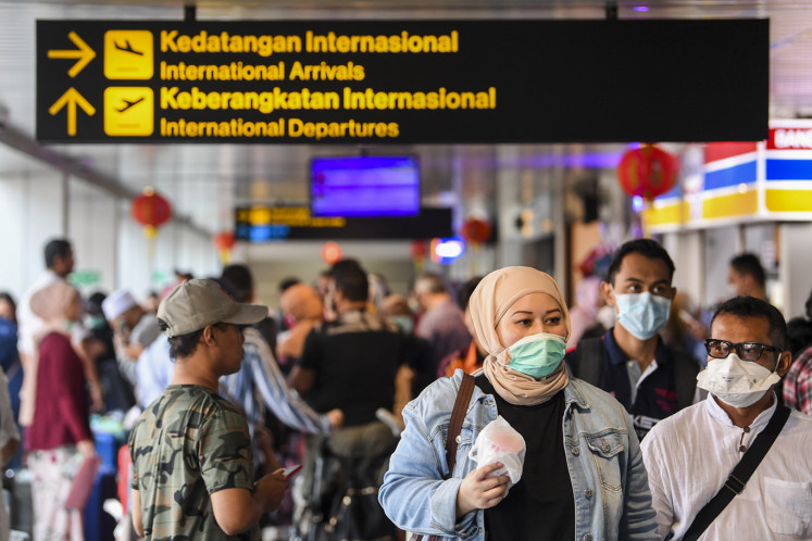 Passengers wear masks when exiting the International arrival terminal at Husein Sastranegara International Airport, Bandung, West Java, Monday (1/27/2020). For the supervision and anticipation of the spread of the new corona virus (Coronavirus / nCov), the authority of the Husein Sastranegara International Airport installed thermoscan for passengers or tourists arriving in Bandung through international and domestic arrivals. 