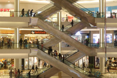 People crowd a shopping center in Jakarta on May 27, 2019 as malls across the city sold various Ramadan-related items and held bazaars offering discounted items.
