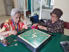 Soeprapti Soetedjo (left) and Mirna Wisnayati play scrabble in a common room in the Sasana Tresna Werdha Ria Pembangunan apartments for senior citizens on Jan.. 7. The apartments located in Cibubur, East Jakarta are not a nursing home, but rather a housing facility intended for the elderly. 