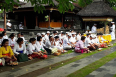 'We hope it will be over soon': Bali holds mass prayer as virus takes toll on tourism