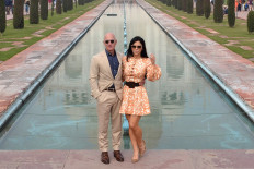 Chief Executive Officer of Amazon Jeff Bezos (L) and his girlfriend Lauren Sanchez pose for a picture during their visit at the Taj Mahal in Agra on January 21, 2020.
