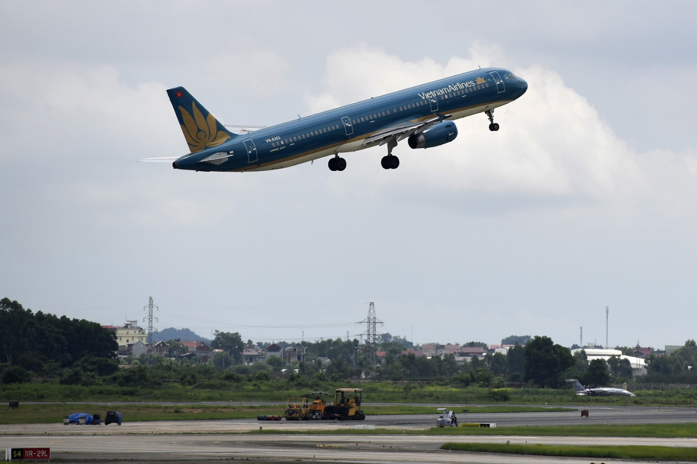 This picture taken on July 29, 2018 shows a passenger jet from national carrier Vietnam Airlines taking off at Hanoi's Noi Bai international airport. 