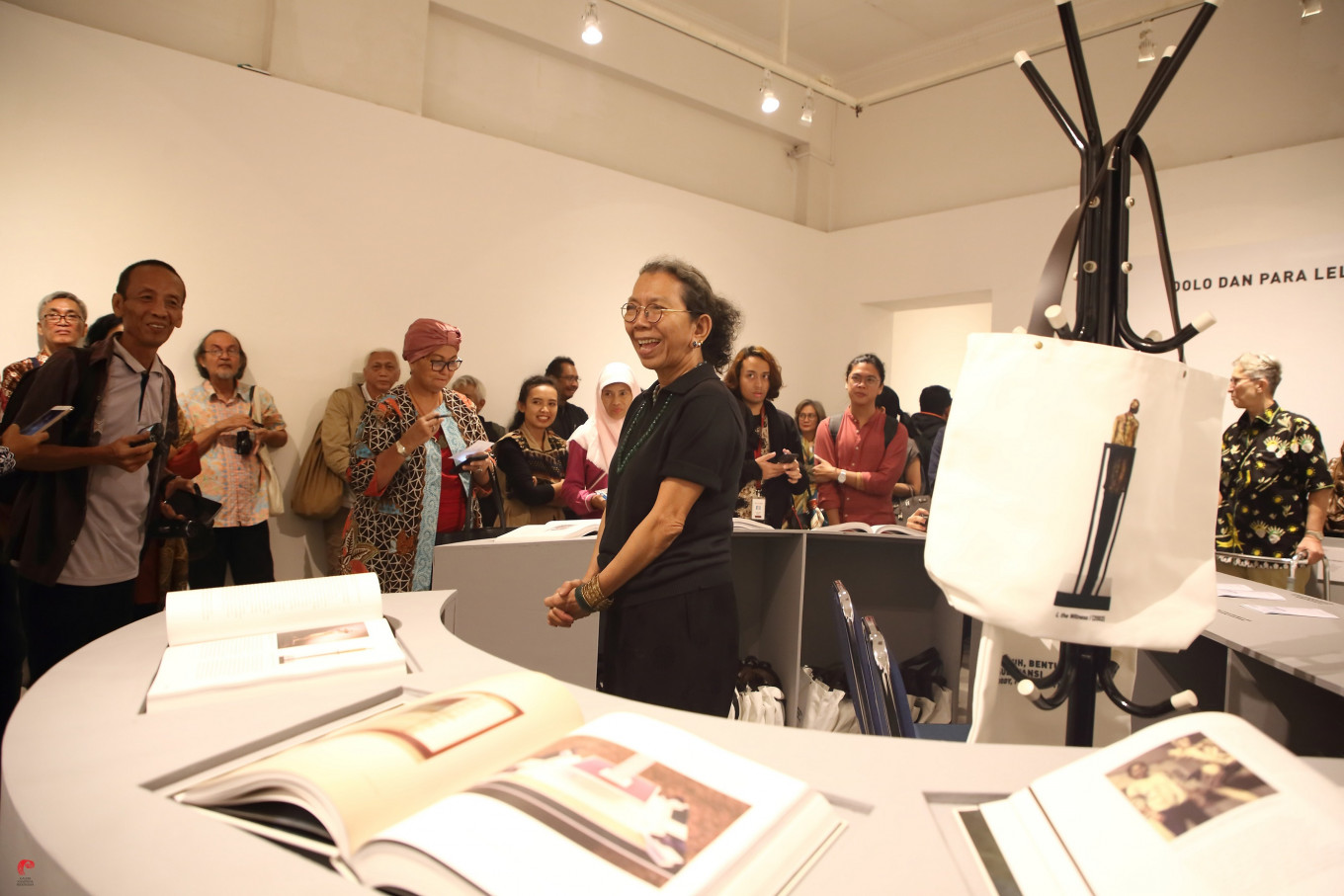 Engaging talk: Sculptor and feminist icon Dolorosa Sinaga interacts with visitors during the launch of her biography at the National Gallery of Indonesia.