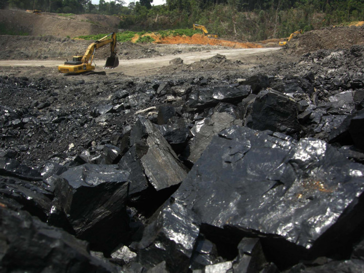 Several heavy equipment owned by PT Berau Coal are conducting coal mining activities at the East Kalimantan mine operation Binungan site, Friday (03/04). The increase in world oil prices due to political conflict in Libya caused the coal price index to rise.