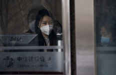 Have a good cry but no boozing: Expert tips for virus-stressed China