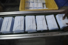 Regents in East Java supply migrant workers with face masks following shortage