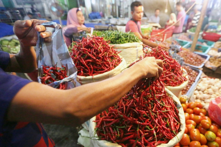 Shoppers buy fresh chili at Peunayong traditional market in Aceh on Monday. The price of chili has increased from Rp 18,000 (US$1.32) per kilogram to Rp 32,000 per kg as many chili crops failed during the dry season. 