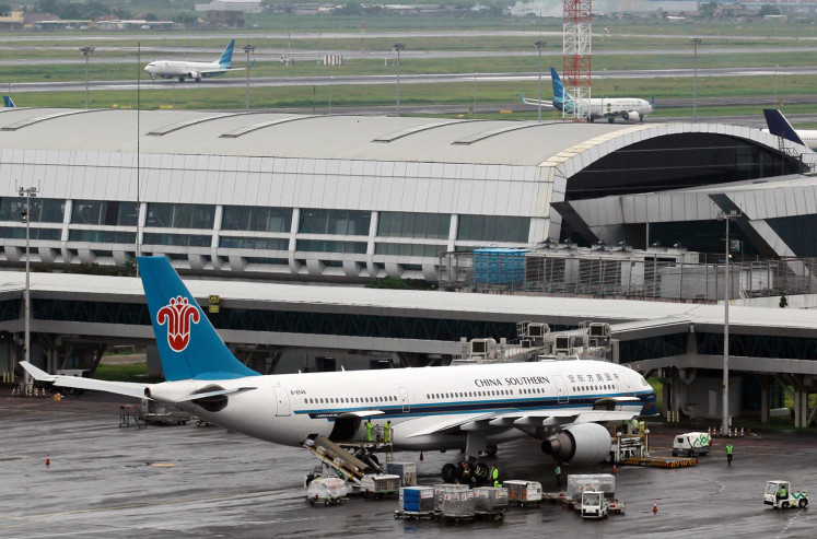 Some of workers unloaded aircraft luggage belonging to China Southern airlines parked at the apron of Soekarno Hatta Airport, Tangerang, Banten, on Tuesday Februari 2, 2020. 