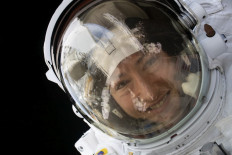 Record-breaking US astronaut set to return to Earth