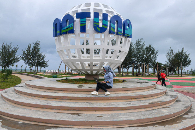 A visitor operates his laptop using a free wireless internet network on Jan. 14, 2020, at Piwang Beach, Natuna, Riau Islands. The local government provides eight free wifi points in public places thanks to the operation of the West Palapa Ring (PRB) satellite.