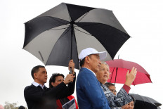 Amid winds and rain, Jokowi visits Mount Ainslie to study capital city development, planning