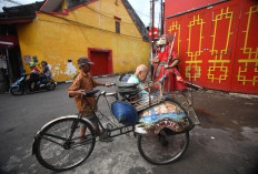 A becak (pedicab) driver takes a customer through Kampung Ketandan. JP/Boy T Harjanto