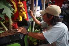 A man repaints a statue in Kampung Ketandan. JP/Boy T Harjanto