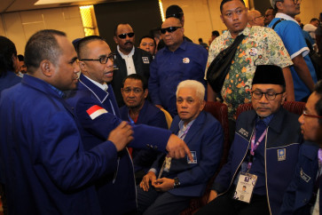 PAN chairman Zulkifli Hasan (second from right), senior PAN politician Hatta Rajasa and several other PAN members gather amid a clash at the party's national congress in Kendari, Southeast Sulawesi, on Feb. 11.