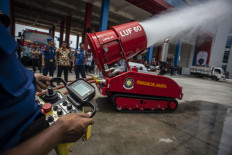 Officers operate the LUF 60 fire fighting robot when demonstrated at the Jakarta PKP Service Office, Duri Pulo, Central Jakarta, Thursday (02/13/2020). The Jakarta Fire and Rescue Service (PKP) has two Croatian fire-fighting robots, namely the MVF 5-U3 and LUF 60 models that function for fire fighting, rescue and decomposition of fire materials. 