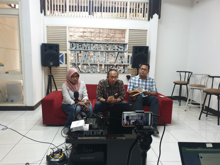 Indonesia Corruption Watch (ICW) activist Nisa Rizkiah Zonzoa (left), seen here alongside activists Wana Alamsyah (center) and Tama Satrya Langkun, speaks at a press conference at ICW's office in South Jakarta in February 2020.