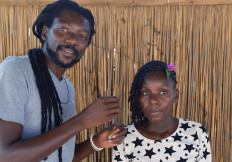 Mozambican hairdresser breaks taboos to keep 'Afro' love alive