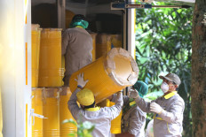 Officers remove soil that was exposed to radioactive Caesium-137 at the Batan Indah housing complex in Serpong, South Tangerang, Banten, on Feb. 16. The Nuclear Energy Supervisory Agency (BAPETAN), together with the National Nuclear Energy Agency (BATAN), took up to 20 days to decontaminate the places.