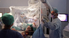 Violinist plays during brain op as surgeons test her dexterity