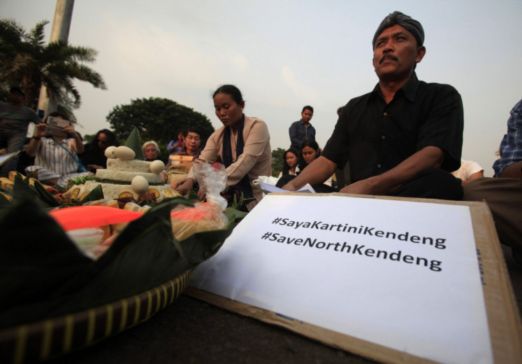 Gunretno, coordinator of the Kendeng Mountain Community Network (JMPPK), along with farmers from the Kendeng Mountains, stage a protest in front of the State Palace in Jakarta in 2016.