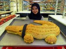 Local baker turns Palu 'choker' crocodile into 60 cm bread