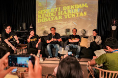 Slowly but sure: Palari Film producers Meiske Taurisia (second left), Edwin, and Muhammad Zaidy (far right) give updates on the development of their latest film 'Vengeance is Mine, All Others Pay Cash', an adaptation from a novel of the same name written by Eka Kurniawan (second right).