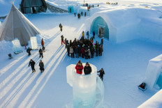 Tourists brave sub-zero temperatures for a night at Sweden's ice hotel