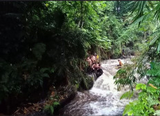 At least six dead after flash flood sweeps away 250 students in Yogyakarta