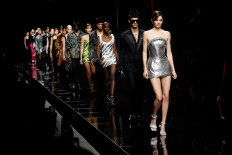 Miniskirts, power shoulders and top models for Versace Fall/Winter 2020