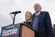 Sanders under fire for defense of Cuba