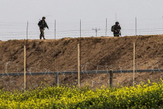 Israeli soldiers inspect the area around an observation post across the border fence with the southern Gaza Strip east of Khan Yunis on February 23, 2020. (Photo by SAID KHATIB / AFP)