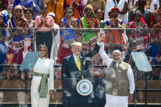 Trump hails 'exceptional' Modi at huge India rally