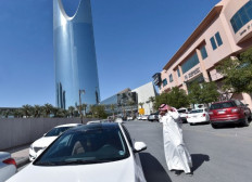 Saudi jobseekers move into Uber gear for extra cash