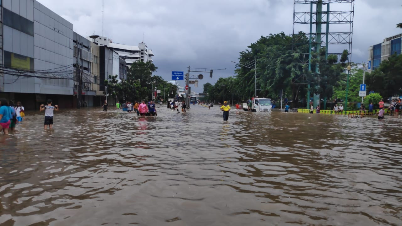 Major Flood Paralyzes Jakarta, Forces Thousands To Evacuate - City ...