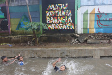 Dozens of Jakarta neighborhoods flooded after Sunday night rain