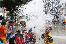 Making a splash: Children play in flood water on Jl. Gunung Sahari in Central Jakarta on Tuesday. JP/Seto Wardhana