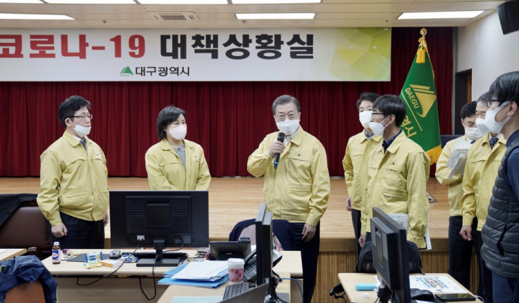 South Korean President Moon Jae-in (C) speaks at the city hall in the southeastern city of Daegu on February 25, 2020. - The novel coronavirus outbreak in South Korea is 