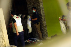 KPK searches for wanted former Supreme Court secretary at in-law’s house in East Java