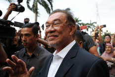 Malaysia's Mahathir and Anwar in new showdown amid turmoil