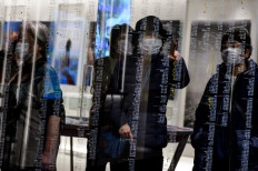 Japan reports two more virus-linked deaths, urges public events cancelled